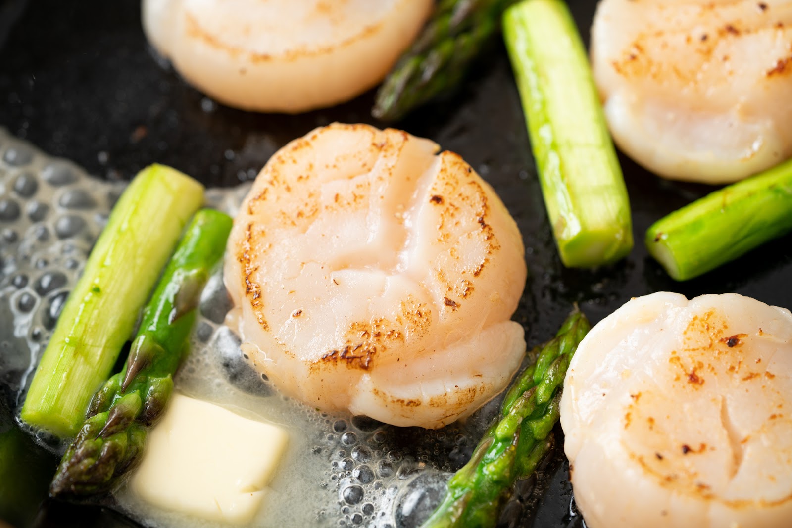 アスパラガスとホタテのガーリックバター炒め